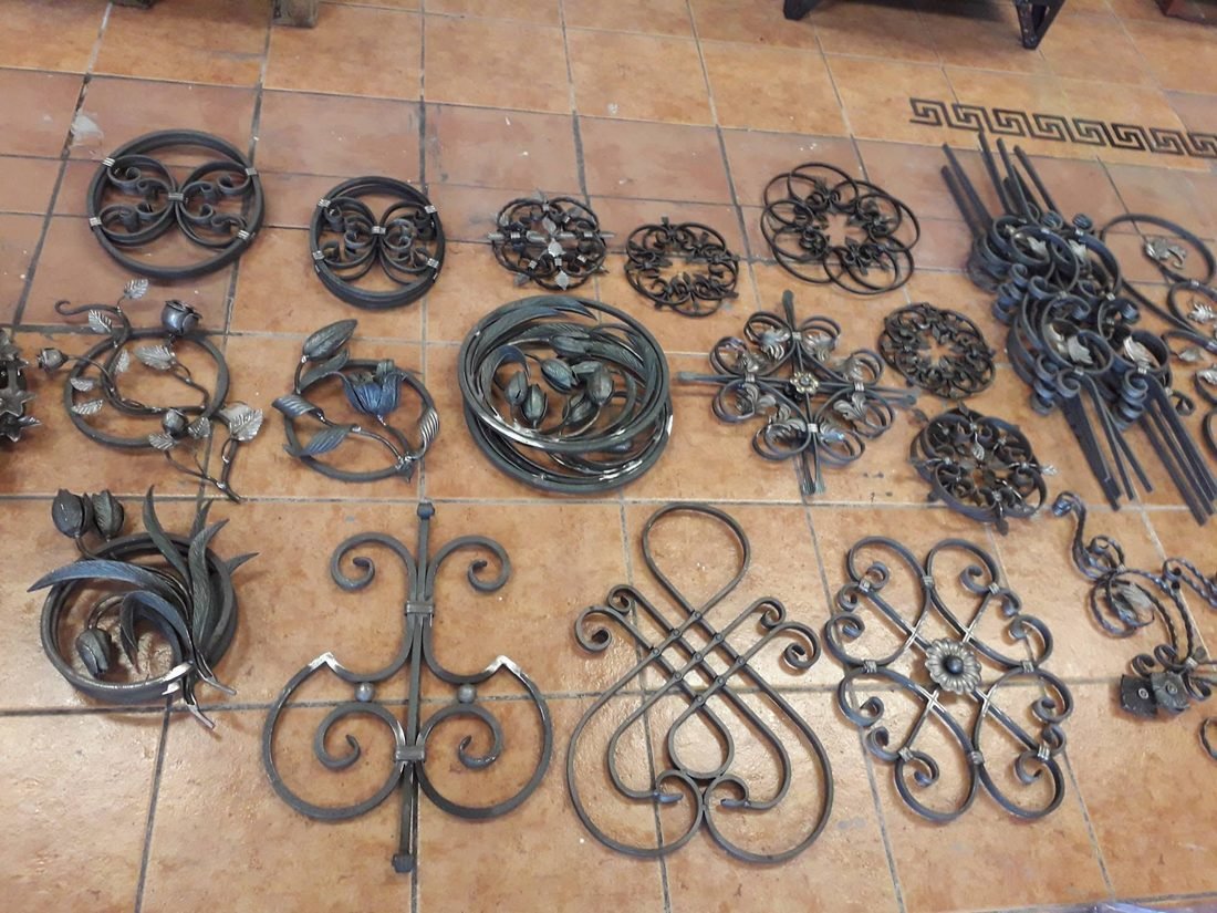 Mesa con elementos de forja artística
