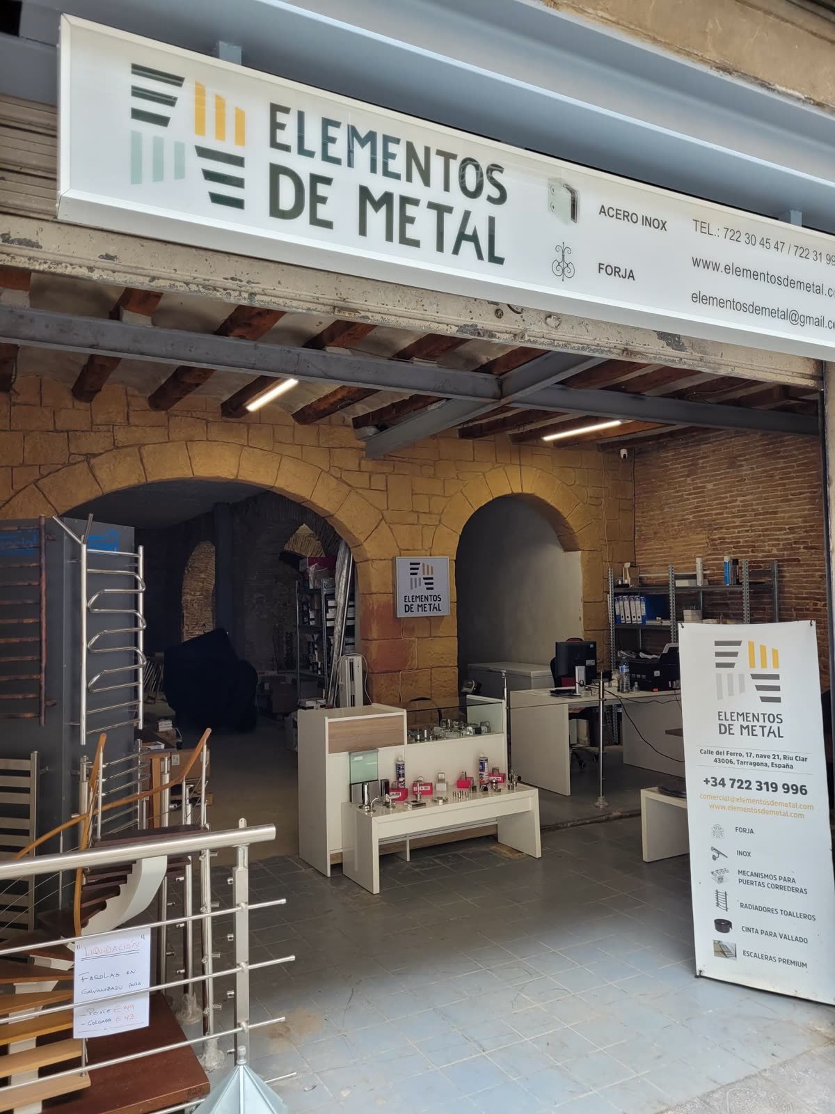 Escaparate de la tienda de Elementos de Metal en el Carrer Reial 15 de Tarragona